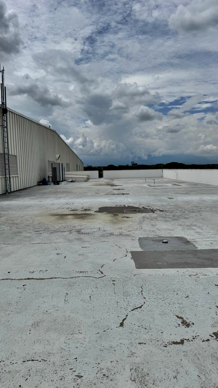 Inspección de cubierta industrial antes de instalar membrana impermeabilizante