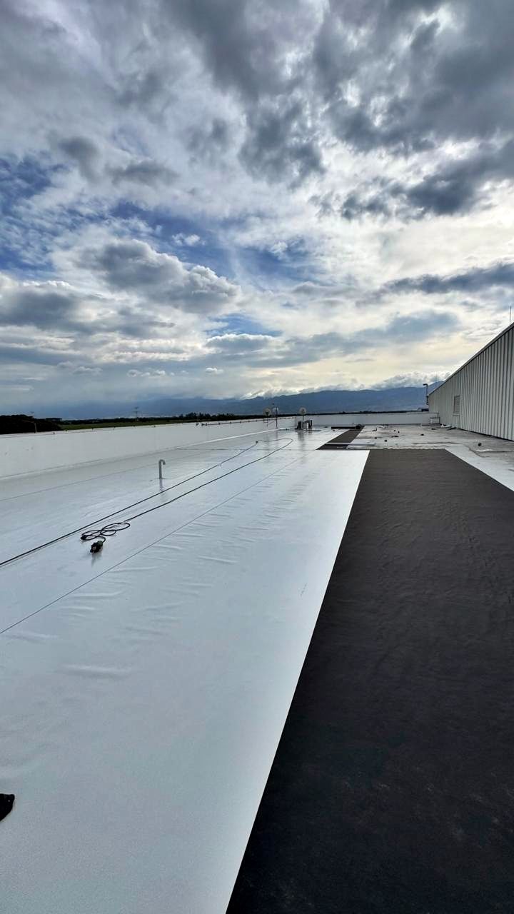 Superficie de cubierta con áreas deterioradas que requieren preparación para impermeabilizar