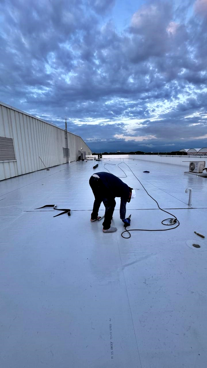 Instalación y ajuste de membrana impermeabilizante sobre cubierta plana
