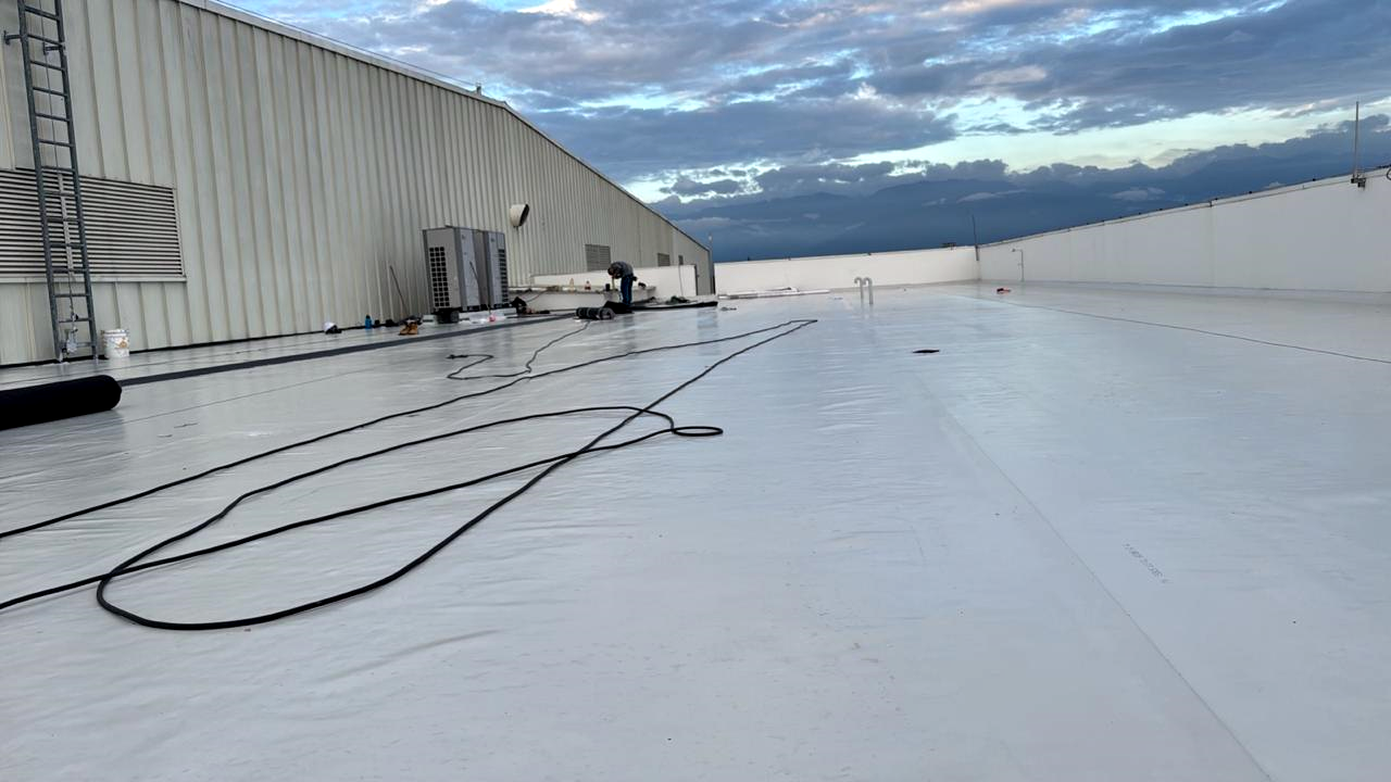 Membrana impermeabilizante extendida sobre una cubierta industrial de gran superficie