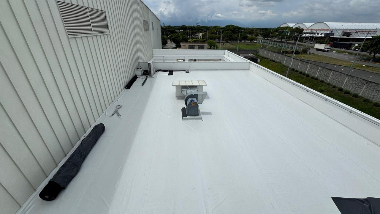 Cubierta industrial con membrana impermeabilizante instalada y paños alineados